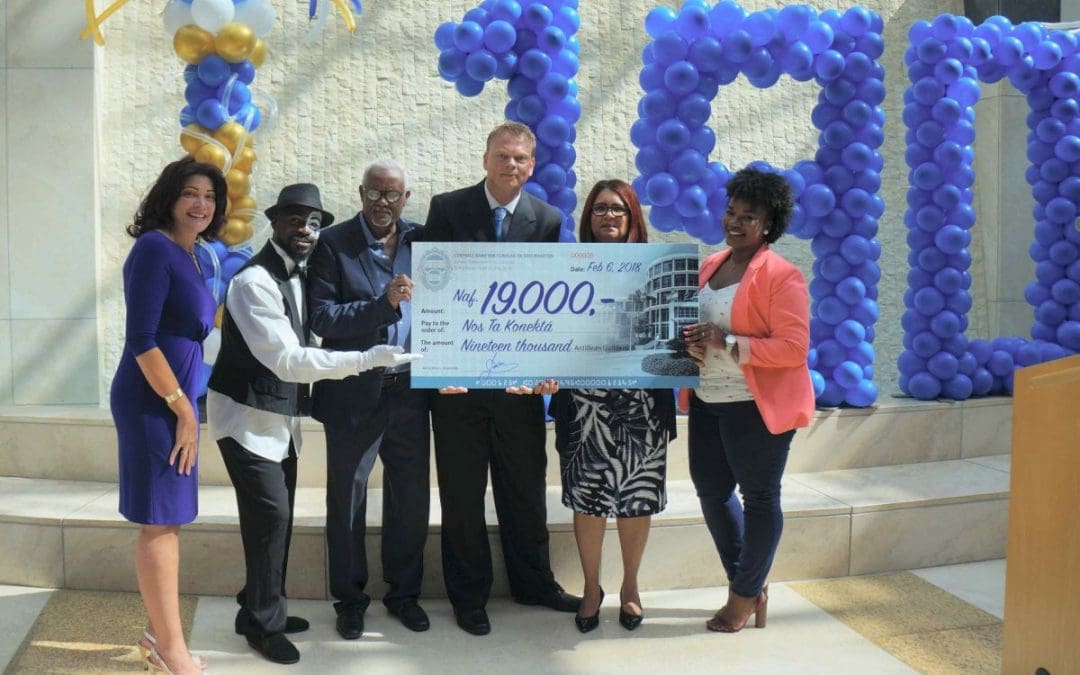 Nos Ta Konektá krijgt cheque van de Centrale Bank van Curaçao en Sint Maarten
