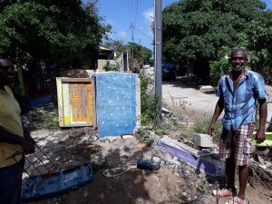 Buurtbewoners werken aan de tijdelijke lesruimte