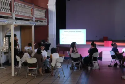 Simia di Demokrasia verdiept wat we koesteren: vrijheid en democratie