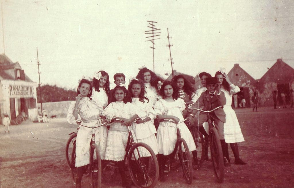 3 Jewish Girls at Scharloo. Nationaal Archief. Coll. L. van Houten-web