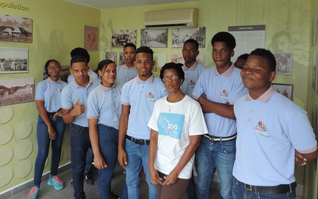 awe 3 di mei scholen gemeenschap otrobanda Goslinga a bishita eksposishon isla den nos bida